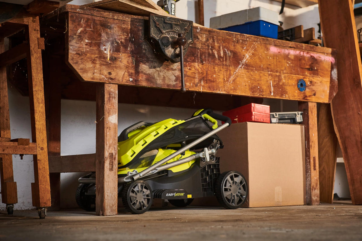 RYOBI 18 V ONE+ Akku-Rasenmäher RY18LMX37A-150, 37 cm Schnittbreite, bürstenloser Motor, inkl. 1 x 5,0Ah Akku & Ladegerät, für Rasenflächen bis 350 m²